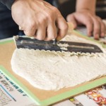 健康建材也可以很藝術(shù)！趁凝固前，將黏糊的珪藻塗料推開、抹平，並押上紋路，對新業(yè)家族來說是相當新鮮的體驗！