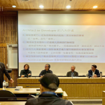 邀請臺灣建築典範的建築師、產業(yè)領袖，共同展開一場「從設計到產業(yè)、從開發(fā)到生活」的跨界對話，將捷集團-林莉婷執(zhí)行長(左一)、半畝塘-江文淵建築師(左二)、新業(yè)建設-穆椿松建築師&創(chuàng)辦人(中)、開務建築-龔瑞琦建築師(右二)、元根建築工房-吳武易建築師(右一)。