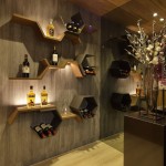 將傳統(tǒng)酒窖躍上廚房的一景，半蜂巢線條乘載醇釀的美酒，正等著你小酌一番。
