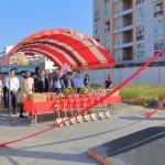 新業(yè)建設(shè)穆椿松名譽(yù)董事長(zhǎng)（中）帶領(lǐng)新業(yè)團(tuán)隊(duì)，祈求保佑人員平安、工程順利。
