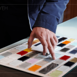 五顏六色的烤漆玻璃，依序排列、整齊劃一，看似廚具中的小小配角卻是訂調(diào)整體風(fēng)格的靈魂。