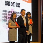 新業(yè)建設邱正光副總(中)化身張老師頒發(fā)獎學金給學生，也希望未來有更多有志之士加入張老師的行列，將自己的專業(yè)與熱情回饋給更多需要幫助的民眾。