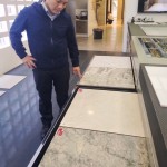 設(shè)置於地面的建材，以指掌輕撫過，切身感受細膩的觸感，並從自然的紋路中覺察：什麼底色、光澤，可與廚具化為和諧的一致性。