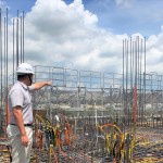 建築就像小孩逐漸長大成人，工地主任與職人師傅就像盡責的保母，每天瞻前顧後、指導，呵護長大。