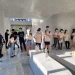 接待大廳延續(xù)弧形立柱的風(fēng)格，以白色大理石砌成方中帶圓的空間格局，融合為一景。白底灰紋的大理石，與嵌入式座椅相映成趣，注入東道主宴客的巧思與溫度。－【新業(yè)觀峰】。