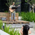 音樂家駐點表演，歌聲隨風(fēng)飄散於市集中，使略微慵懶的週六下午增添些許閒適感。一旁被歌聲吸引而來的小妹妹，也開心地以手機紀(jì)錄這美好時光。