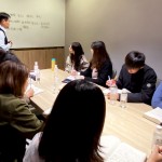 與專業(yè)能力一樣重要的，就是解決問題的能力，新業(yè)邱正光副總經(jīng)理（圖左一），不吝於教導新進員工如何認知問題並準確地解決。