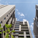 融入自然的建築內(nèi)涵，玻璃盒般的陽(yáng)臺(tái)，恣意錯(cuò)層而上的花臺(tái)綠意，為生活帶來(lái)了四季。