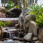 豐富綠樹、草花、水景層層將建築圍繞，就像是城市中的後花園一般，讓綠意填滿生活中，享受芬多精，感受森林療癒。