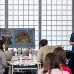 邀請(qǐng)旅美藝術(shù)家 #洄想藝術(shù)，帶領(lǐng)大家學(xué)習(xí)版畫的學(xué)問，回顧版印藝術(shù)與民間年節(jié)的淵源，分享各項(xiàng)版印的製作方式與原理，為在場(chǎng)的家族們上了一堂藝術(shù)課。