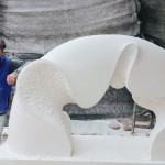 『時光之河』的靈感起源來自「水的變化」，因雕塑本身是固態(tài)不變的，以自然中無特定形狀的元素呈現(xiàn)，反映出動感的雕塑，使其中的對比更為強烈，有如凝固的動感一般。