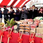 天時(shí)，地利，集眾人之力，【大塊森濤】開(kāi)工典禮，手持炷香敬虔內(nèi)心，願(yuàn)一炷炷香將新業(yè)團(tuán)隊(duì)的誠(chéng)心，上呈天聽(tīng)。