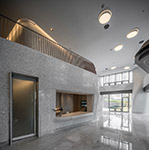 迎賓櫃臺(tái)與曲牆自然相容而不相突兀