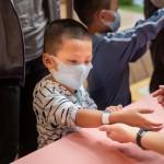 戴上入島手環(huán)，孩子們興奮又期待的等待416號列車啟程，冒險之旅就要開始囉！