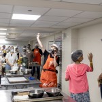 孩子們都是第一次體驗(yàn)烘焙餅乾，師傅從倒入麵粉，加入各種材料開始教學(xué)，一一展示餅乾的製作流程，小朋友們摩拳擦掌、亳不急待地自己動(dòng)手做做看。