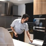 新進同仁化身來訪第一線的客戶，用心聆聽行銷部楊世偉經(jīng)理的分享，新業(yè)對於未來家人在生活空間流動上，設計規(guī)劃的細膩之處。