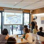 再度與手感職人 #京好手作 合作，分享青花瓷的歷史，始於中國唐朝，成熟於元朝，尤其以『景德鎮(zhèn)』為代表，於明朝瓷器成為主流。