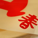 運(yùn)用剩餘的春聯(lián)紙，創(chuàng)意發(fā)展剪下一個(gè)「春」，是以滿滿的美好寓意，點(diǎn)綴燈籠作
品。