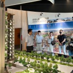 新業(yè)建設(shè)行銷部－楊世偉經(jīng)理（左一），與新進(jìn)員工分享臺(tái)中北屯十四期-大塊藏硯，在建築理念、空間規(guī)劃、減碳綠化上環(huán)環(huán)相扣，為住戶的未來(lái)居所層層把關(guān)。