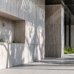 建築與工藝的相互交織，低調(diào)大器的優(yōu)雅，篩落光影，自然光線與陰影交織輝映在這條廊道上。