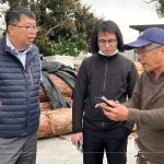 新業(yè)建設(shè) 蕭智夫 建築師(左一)偕同建築團隊，親赴臺中大肚原木工廠，挑選合適的欖仁木，作為建案公共空間傢俱。