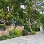 擁有大基地並設計蜿蜒的綠意廊道，猶如住進一座大型公園裡，時刻享受著大自然的芬多精。