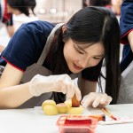 在製作好的小月餅印上代表吉利祝福的圖案，也象徵著團圓與幸福。