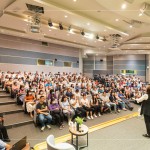 講師幽默風(fēng)趣的笑談『無畏的舞臺人生』，透過各種方式傳承臺灣本土藝術(shù)，期望將歌仔戲推廣到世界各個(gè)角落。