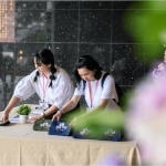 身穿白T的新業(yè)同仁，早早抵達(dá)現(xiàn)場(chǎng)，盡心且盡力的佈置場(chǎng)地，讓住戶能順利流暢的領(lǐng)票，等待開(kāi)演時(shí)間的到來(lái)。