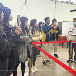 新業(yè)營建、客服、設(shè)計團(tuán)隊與YKK團(tuán)隊，一同於兆立風(fēng)雨實驗室，進(jìn)行氣密窗的氣密性、水密性及抗風(fēng)壓性能測試。