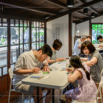 與臺中文化局合作「2025年臺中文學(xué)季」，舉辦兩場手刻版印畫活動，在綠蔭榕樹下、時光靜謐的日式老屋，細(xì)細(xì)感受文學(xué)與手作交織的美好時刻。