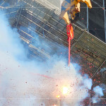 點燃火紅的炮仗，響徹的聲響，繚繞著基地，象徵圓滿吉祥好兆頭。