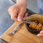 細(xì)緻綿密的麵茶，加入熱騰騰的開水，順時針的輕輕攪動，瞬間香味四溢，咀嚼難以忘卻的鹹香滋味。