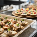 佐以西蘭花點綴的鮪魚沙拉鹹式小茶點，清爽健康無負(fù)擔(dān)