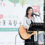 街頭藝人溫柔的樂音與清新的嗓音，蔓延至市集的每一處角落。