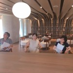 松鼠調(diào)皮地把書(shū)藏在「樹(shù)幹上」及「樹(shù)洞裡」！神奇的空間、不平凡的書(shū)架設(shè)計(jì)，從直線(xiàn)向上延伸至天花板曲面的翻轉(zhuǎn)變化，讓冰冷建築頓時(shí)有了藝術(shù)的溫度！