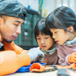 大小朋友全神貫注，將有獨特香味、葉子形狀與楓葉相似的「楓香」果實，製作成獨一無二的小小飾品。