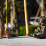 社區(qū)一隅的貓咪藝術(shù)駐景，自在隨性的特質(zhì)，跨界的開放態(tài)度，是金工藝術(shù)家-曾永玲老師呈現(xiàn)作品的方式。