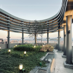 屋頂以獨特環(huán)樑包板的圓弧造型呈現(xiàn)，在夜晚的燈光計畫下，為臺中東區(qū)城市天際線帶來一大亮點。