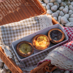 致上臺(tái)中在地品牌 ?？死蛩顾?作為伴手禮，62%松露黑巧克力、甜膩焦糖搭配清新海鹽、金萱茶佐南莊手作桂花釀，與家人分享這份純樸心意。