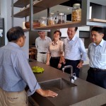 新業(yè)建設(shè)卓勝隆董事長（左）偕同簡福榮總經(jīng)理（右二）及邱正光副總經(jīng)理（右一），與團隊成員以「使用效益最大化、備餐步調(diào)多樣化」的角度，討論適合配搭的中島提案，讓掌廚時刻更加游刃有餘。