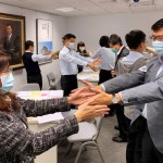 課程過程中亦有趣味互動，就如同與聽眾面對面互動的媒介，肢體與語言都非常重要。