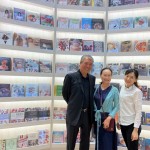 新業(yè)建設(shè)名譽(yù)董事長(zhǎng)穆椿松先生與穆太太、益品書(shū)屋館長(zhǎng)合影。