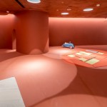 兒童遊戲室天花板的圓孔透下一個(gè)又一個(gè)的光圈交織，明亮之下更顯繽紛。為了視覺(jué)巧思，新業(yè)在天花板也加入珪藻土塗料，防潮瞬乾的特性，讓好動(dòng)、頻頻出汗的孩童們享有暢快呼吸的遊玩空間。－【新業(yè)觀峰】。