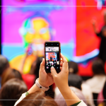 旅英原住民藝術家—優(yōu)席夫，以自身的旅遊經(jīng)驗，分享給新業(yè)住戶們，以風趣又知性的角度，探討在地的文化藝術。