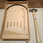 除了室外充滿文藝與悠閒氣息的市集，【新業(yè)宜家】內(nèi)也舉辦「親子手作彈珠臺活動」，讓親子同樂互動。不僅能從中體驗到手作樂趣，也能培養(yǎng)孩子的耐心，並從手邊的材料開始，循著邏輯逐步掌握一項物品組裝的原理。