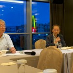 新業(yè)卓勝隆董事長(右一)在會議中也肯定同仁的付出，例如：甫於去年交屋的【新業(yè)宜家】榮獲第八屆臺中市都市空間設(shè)計-傑出獎，是匯聚各部門之心力打造的豐碩成果。