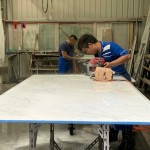 現(xiàn)場師傅熟練地操作拋光機搭配肉眼觀察，就像作畫一樣揮灑。只是打磨拋光屬於「減法的藝術(shù)」，卸除表面凹凸不平且粗糙的表面，不求快但求仔仔細(xì)細(xì)，達(dá)到光滑晶透如鏡面的效果。