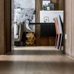 穿過長廊，蹲低身子，彷彿透過小孩子的雙眼看美麗的世界。