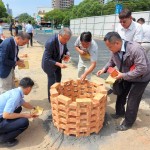 新業(yè)建設(shè) 穆椿松名譽(yù)董事長（左三）偕同卓勝隆董事長(左二)、邱正光副總經(jīng)理(左一)帶著虔念，期盼【築願景】工程平安順利。